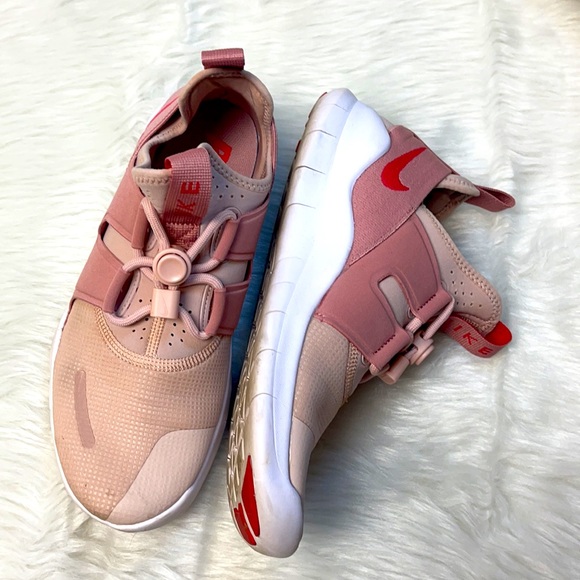 ❤️NIKE RUNNING SHOE❤️ - Picture 2 of 6